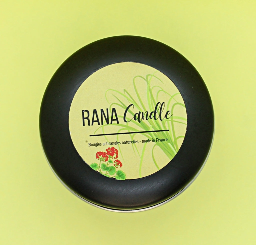 Vue de haut sur le couvercle à avec l'étiquette Rana Candle