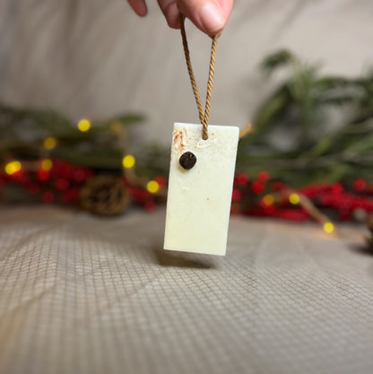 Écrin de Soi ❄️| Suspension fondante parfumée au Mocaccino blanc | 15h de diffusion | Cire végétale | Parfum onctueux