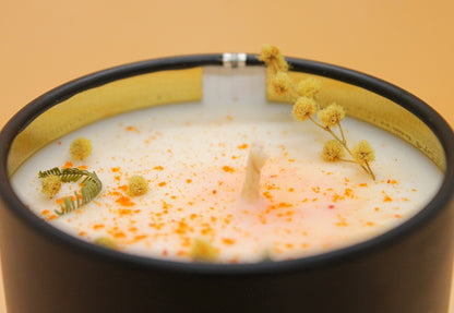 Zoom sur le haut du pot, son mimosa et  son saupoudrage orange